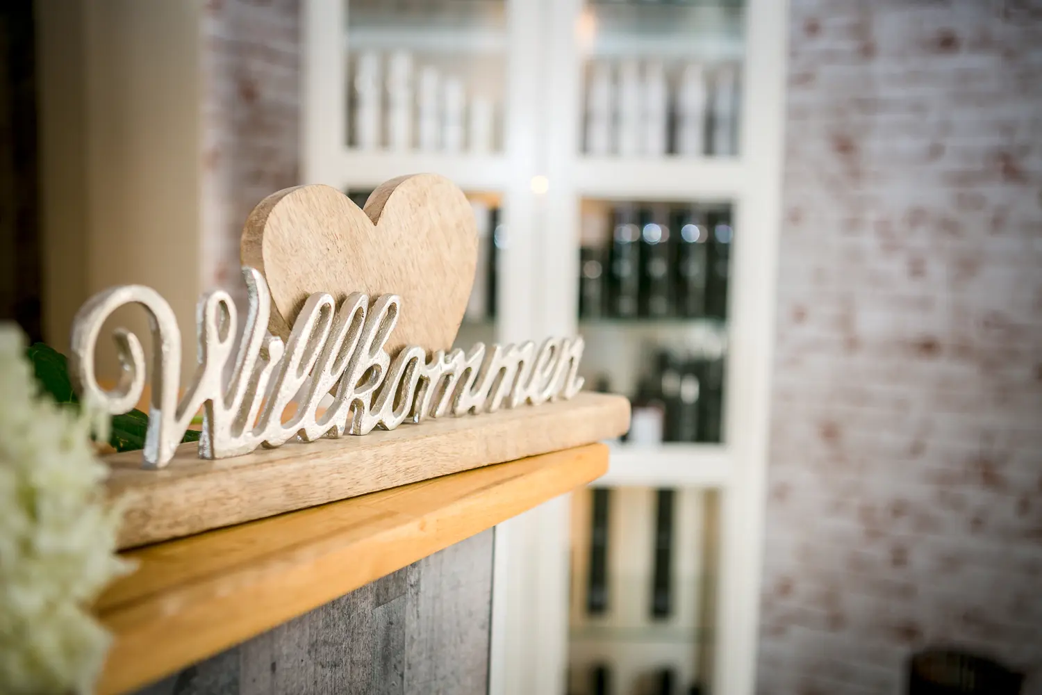 Andrea Pianski – Salon Freestyle UG – Willkommen, geschrieben mit 3D-Buchstaben, die ästhetisch auf einem Tisch platziert sind.